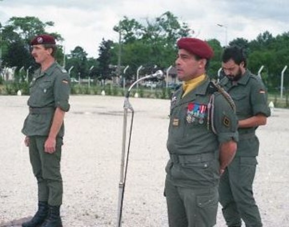 Chaque Commandant des Troupes prononce une allocution que l'interprète tète nue et barbu consigne sur un carnet