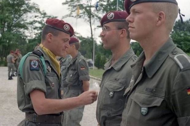 Le Capitaine DELACHESNAY (VERT ) remet son Brevet à un Chasseur Parachutiste