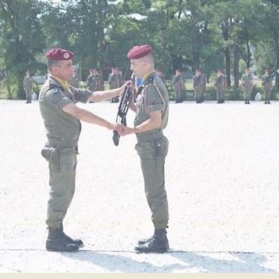 C' est la seconde fois que le Colonel JP VOLA porte ainsi , au centre d'une Place d' Armes le Fanion de la 2° La première fois c' était le Colonel M.BRENAC qui l'avait confié en 1971 au Capitaine JP VOLA  au Camp d' IDRON . Le Capitaine ZARAGOZA reçoit le Fanion de la 2° Compagnie "  