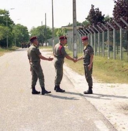 A l'invitation du colonel JP VOLA les deux capitaines échangent une poignée de mains  avant le défilé