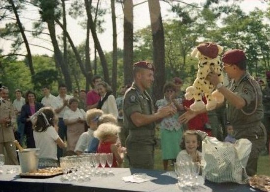 Le Capitaine HECTOR offre de la part de la 4° un "marsupilami d'honneur " au Capitaine SERROR.