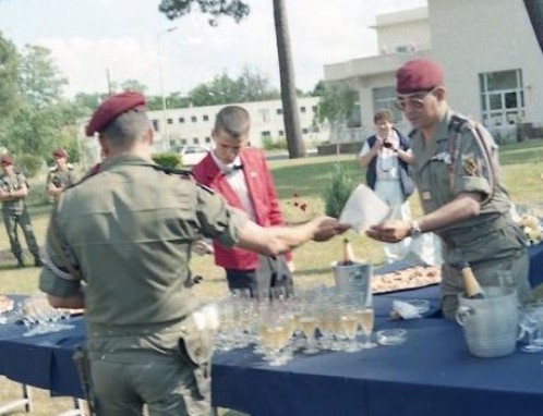 Le Chef de Corps remet au Capitaine SERROR l'Ordre du Jour relatif à son temps de commandement