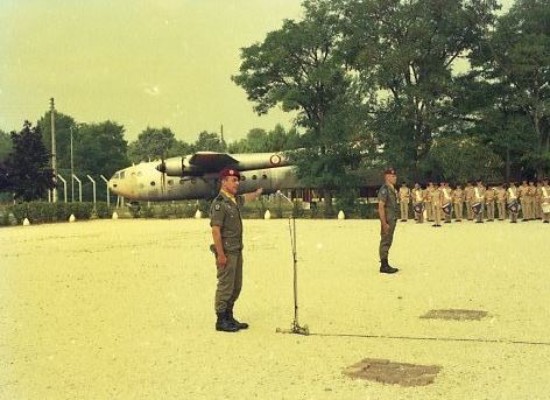 Le Colonel JP VOLA désigne le nouveau Commandant de Compagnie en prononçant la phrase d'intronisation