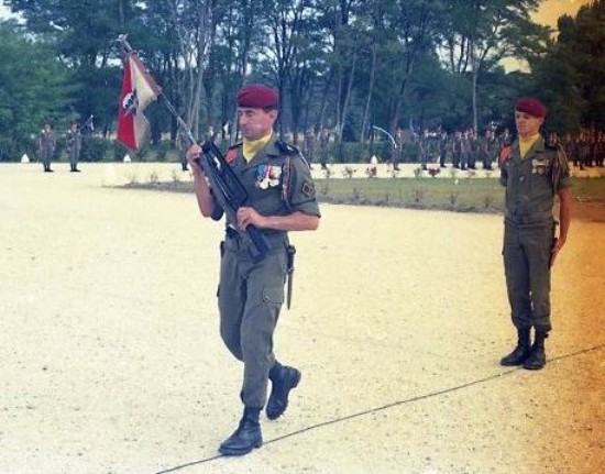 Le Capitaine SECHEPINE prend le Fanion de la 12° Compagnie et se dirige vers le Chef de Corps