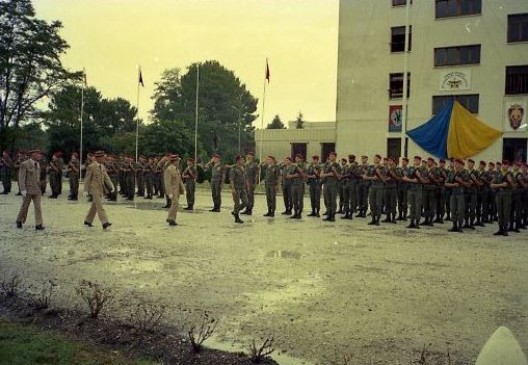 .Au milieu de la Tour PC les couleurs du 1° RCP :le Bleu et Jonquille dont on dit que le Régiment les doit au Colonel FAURE  prestigieux chef de corps de la Seconde Guerre Mondiale