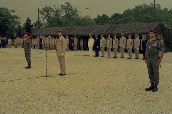 Après la lecture de l' Ordre du Jour le Colonel JP VOLA se place à la droite du Général COMDIV cependant que le Lieutenant Colonel  P. de LOUSTAL se place à sa gauche 