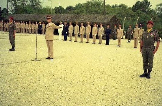  Le Général M GUIGNON prononce la phrase rituelle qui intronise le nouveau Chef de Corps "Officiers , Sous Officiers ,Parachutistes du 1° Régiment de Chasseurs Parachutistes vous reconnaitrez désormais pour votre chef le Lieutenant Colonel de LOUSTAL ici présent - et désigne ce dernier du geste -