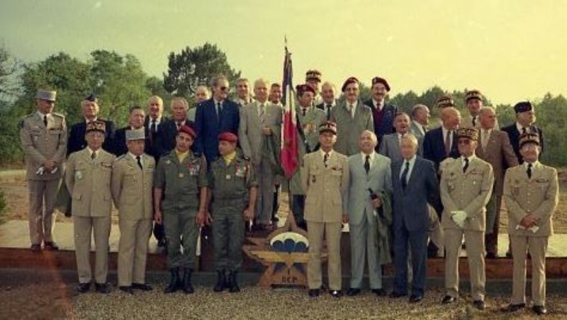 Une photo souvenir a réuni sur l' estrade les autorités  , les deux colonels héros du jour autour du Drapeau de l' Amicale des Anciens du 1° RCP