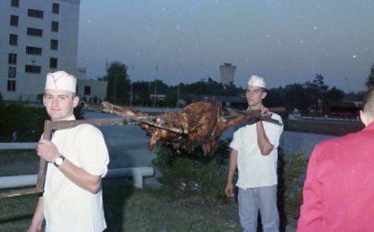 cependant que des cuisiniers rotisseurs apportent un mouton grillé On reconnait le Père Michel DUPUY tête appuyée sur le bras avec à sa gauche le Lieutenant Colonel Ch CHANTECLAIR