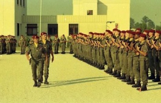 le Lieutenant Colonel Ch. CHANTECLAIR pésente le 1° RCP au Lieutenant Colonel P.de LOUSTAL qui passe en revue les troupes sous les armes et les invités