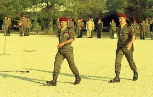 La revue terminée le Chef de corps vient se placer au centre de la Place JEBSHEIM