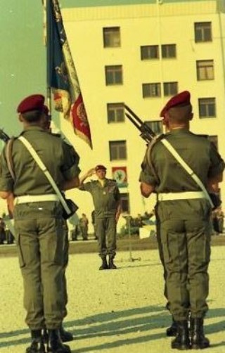 Honneurs au Drapeau .Le Lieutenant ColonelP. de LOUSTAL salue