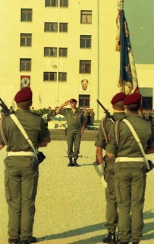 Honneurs au Drapeau .Le Lieutenant ColonelP. de LOUSTAL salue