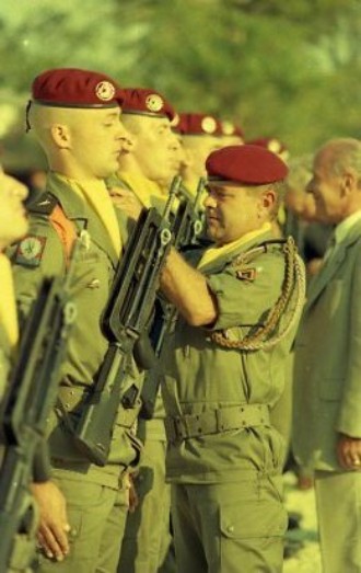  Le Lieutenant Colonel P.de LOUSTAL remet les fourragères à un parachutiste de la 12°Compagnie