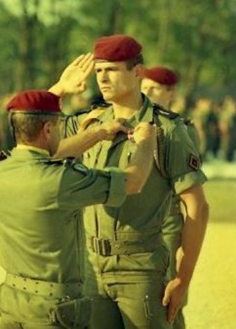 Le Lieutenant Colonel P.de LOUSTAL décore de la Médaille du Service National 