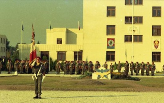 Le Drapeau sans sa garde s' est placé au milieu du dispositif