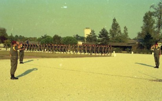 Les deux Capitaines se saluent La Passation de Commandement est accomplie