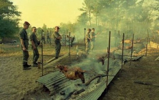 Afin de maintenir le mouton au chaud tout en cessant la cuisson vive , des toles servent de reflecteur à chaleur