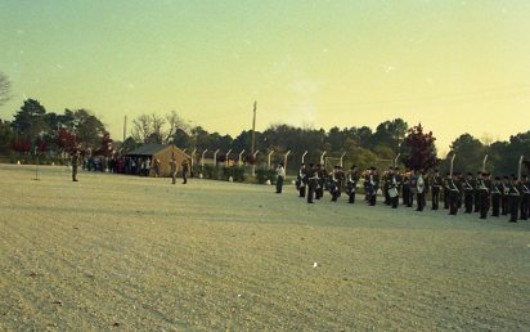 La Musique de la Région Militaire exécute les sonneries honneurs au Drapeau du 144° R.I