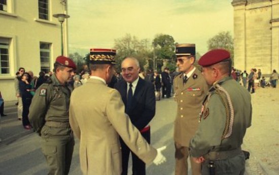 Attente du convoi présidentiel .Général représentant le com IV°RM ,Lieutenant Colonel P.de LOUSTAL ,Capitaine MASSEY,Monsieur le Maire, Un Colonel de l' EM IV° RM