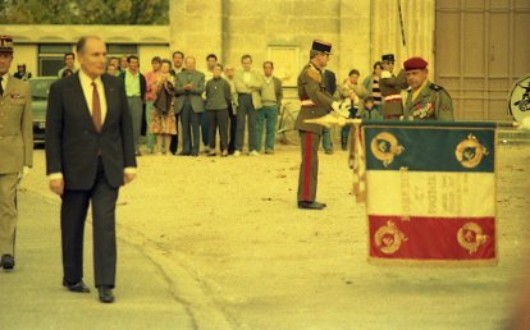  Le Drapeau est incliné en hommage au Chef de l' Etat Ce point du cérémonial est étonnant car si le Drapeau est le symbole de la FRANCE, le Président de la République est bien souvent l'homme d'un parti