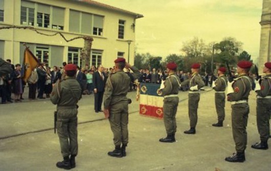 C' est la 3° Compagnie qui rend les honneurs ( Capitaine LEBEC)Le Fanion est celui au modèle 1972 réglementaire