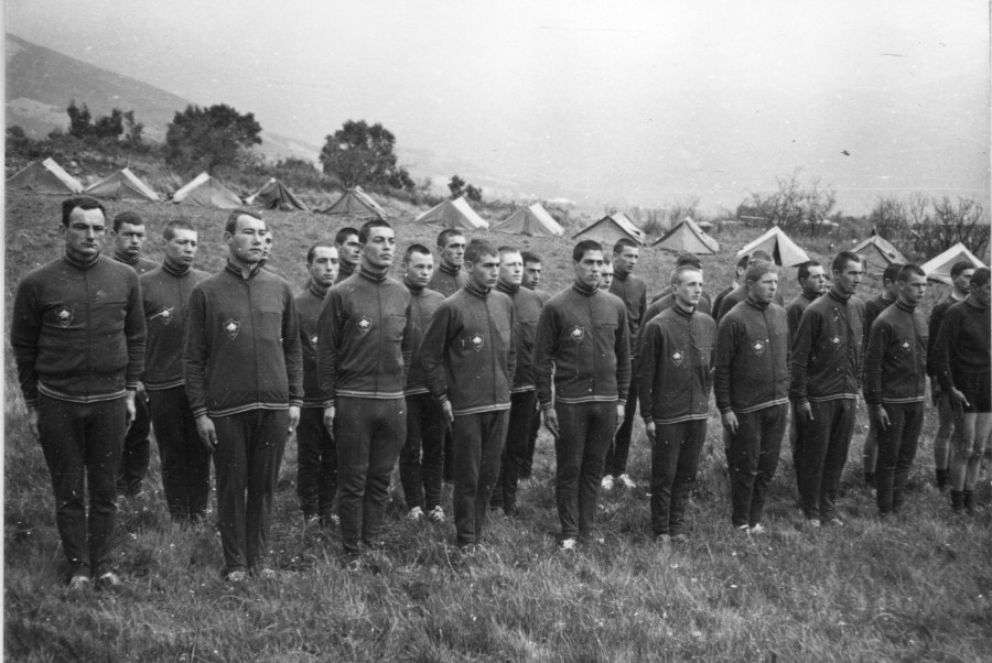 Après la période dite "des classes" au CAMP de GER il rejoint la  3° Compagnie  NOIR commandée par le Capitaine J.B.PINATEL .Affecté à la Section du Lieutenant Michel de FRITSCH il sera nommé Sergent le 1 janvier 1970 .Ses modèles à suivre seront les Sergents Roger BALME et Gérard DULION .A gauche Lieutenant Michel de FRITSCH , deuxième olonne  Sergent Roger BALME ,au fond Sergent René FERRON .