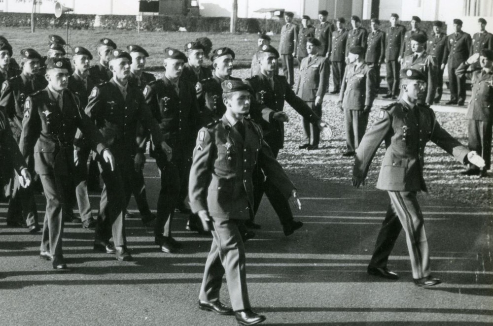 Lieutenant DE FUENTES Saint Cyrien ardent et méthodique , promu à un brillant avenir ,qui quittera prématurément le Service  .Sergent d' Active René FERRON qui intègrera l' Ecole Militaire de STRASBOURG ( 1972-73  ) puis l' Ecole Militaire Interarmes(1973-74 ) méritant in fine un classement enviable lui permettant de revenir au 1° R.C.P (1975).  Caporal Gérard SENECAUX 