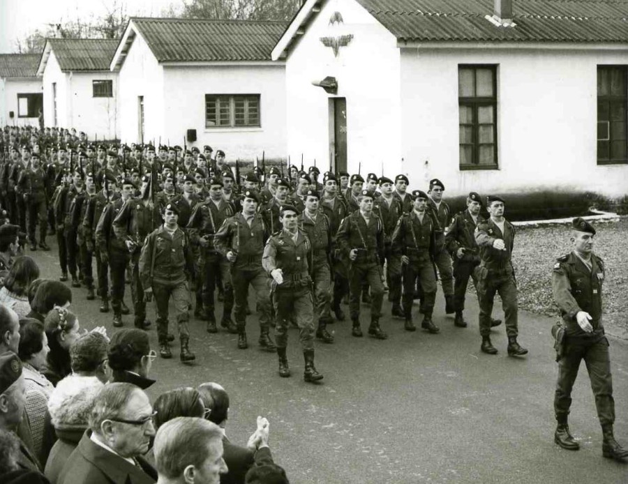 Moins de 6 mois après l' arrivée de René FERRON le Capitaine Michel de FRITSCH , après un temps de commandement remarquable, passe le relais au Capitaine Gérard de BADTS - son adjoint - le 1° Décembre 1975 . Porte Fanion Sergent Chef Jean Jacques SAVIN, à sa gauche Sergent Chef C.BILLE puis sergent J.M. MAURAT. En tete de la compagnie Capitaine Gérard de BADTS au second rang à gauche Capitaine JOURNAUX à droite Lieutenant René FERRON .