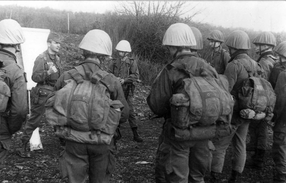  Avant de se lancer sur un parcours de tir ,NOIR1 écoute le rappel des consignes  de NOIR .Ce jour là, le Colonel Noël CHAZARAIN Commandant le 1° RCP, est venu nous inspecter .Il a fait part de sa satisfaction après avoir suivi  Noir 1en action. 