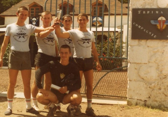 Avec ses équipiers de Noir 1 Le Lieutenant René FERRON fête une nouvelle coupe . 