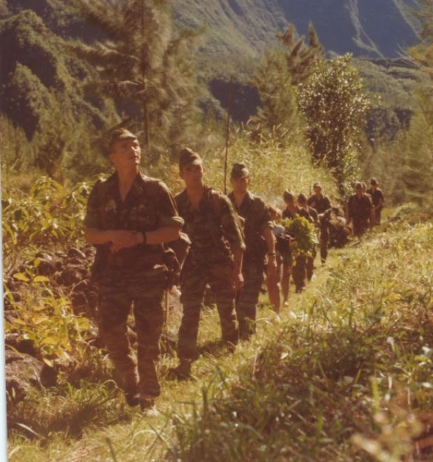 En tète de NOIR 1 au pays des "petits blancs" lors d'une marche de découverte de la REUNION en 1978