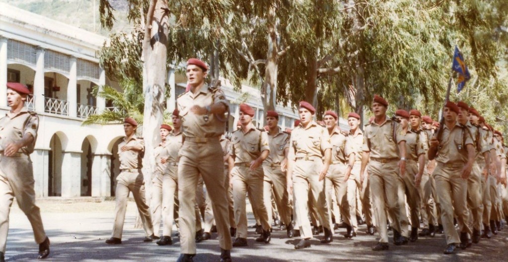  Défilé à Saint DENIS devant le Général  PLANCHON Commandant Supérieur en fin de séjour : Porte Fanion Sergent Chef Jean Jacques SAVIN A sa droite les Sergents ou Sergents Chefs GOGER-SENECAUX-BILLE-STRICHER-VINUES- 