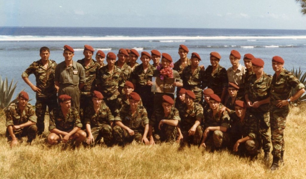  an après son retour la 3°repart à la REUNION (1979) pour la mème mission au 2°R¨PIMa Photo sur front de mer avec semble t il NOIR 1 et une partie de N O.