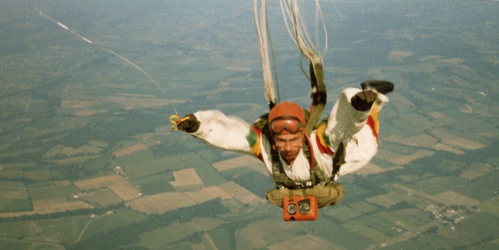 La poignée a été actionnée .Le cable de fermeture du parachute est nettement visible Les suspentent se délovent et les élévateurs commencent à se tendre .Le chuteur est en bonne position stable d'ouverture .  Ces séquences de saut OR sont photographiées au dessus de la zone de Saut de WRIGHT .Le Lieutenant René FERRON est revètu d'une combinaison de sport pour entrainement au vol relatif .