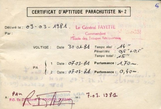 A droite le Certificat d' Aptitude Parachutiste N° 2 (CAP 2) La voltige consiste en deux tours alternés suivis d'un salto arrière ,tout en respectant un axe de travail et ce dans un temps determiné .La P.A. ,(précision d' atterrissage )consiste à se poser à une certaine distance de la croix lors de deux sauts consécutifs mesurés .Le Général FAYETTE avait commandé le 1° R.C.P. et le Colonel FOUQUES DUPARC y était son Officier Supérieur Adjoint .