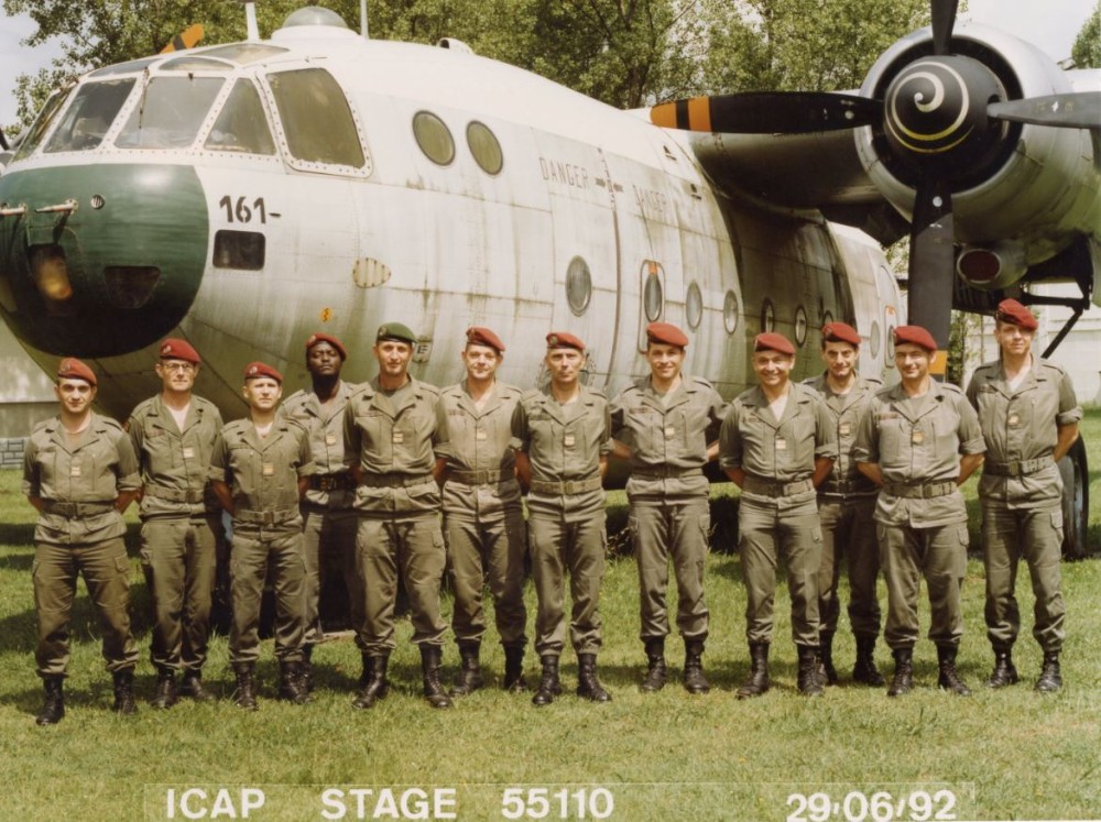 photographie du stage 55110 destiné aux Officiers Supérieurs - dit des sénateurs -  juin 1992 (directeur de stage Lieutenant Colonel AUBERT) On reconnait le Capitaine TERRENOIR et le Lieutenant  Colonel CHAROUSSET ayant servi au 1° RCP.  De gauche à droite LCel GROS-LCel CHARROUSSET- CBon SERVERA - CBon BADIANE- LCel TOMATIS - Cne JAILLOT - LCel AUBERT- Cne TERRENOIR - LCel NOIRTIN - LCel SARRAILH - CBon FERRON - SChef MASCETTI 