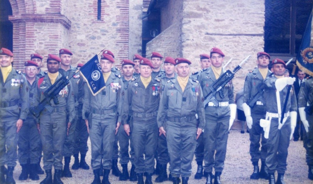 Devant une église Présentation du 9° RCP dont on aperçoit le Drapeau à droite .A gauche l' avers du Fanion de la CCS ( modèle 1971. 72 ) Au centre le Lieutenant Colonel René FERRON à gauche du Chef de Corps .