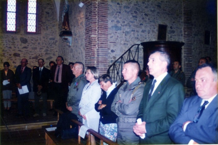  A l'intérieur de l' église de gauche à droite :X - Général de COURREGE - Chef de Corps- Marie Françoise FERRON - Lt Colonel R.FERRON - Ce n' est pas trahir René FERRON que de dire qu'il était un catholique profondément croyant .De cette croyance instinctive et inébranlable que l'on retrouve chez le Centurion des Evangiles.