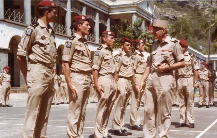 Le Général PLANCHON Félicite la 3° Compagnie pour ses brillants résultats lors du séjour à la REUNION .en partant de la gauche en 2eme position " NOIR 2 " Alain BOURGUIGNON -  en 3eme " NOIR 0 "   NONNEMMACHER - en quatrième " NOIR 1 " René FERRON ...."