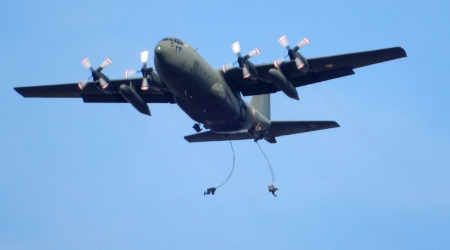  Le C 130 est de retour pour un quatrième largage.De ce poste d'observation on a l'impression de presque pouvoir le toucher.