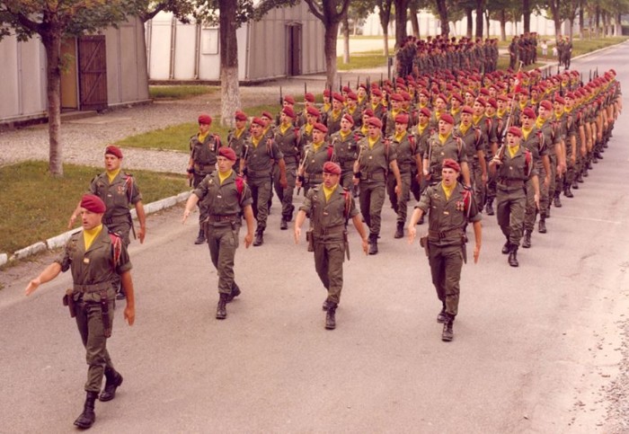 Défilé de ROUGE dans l’allée centrale du Camp d' IDRON 