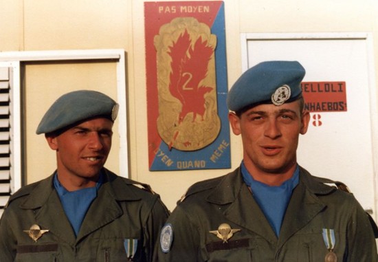 Au cantonnement de NAQUOURA ,juste après la Medal Parade Les Sergents VANHAESBOST (à gauche ) et FANCHON. Ils portent pour la circonstance les tenues françaises dites satin 300. Sur leurs épaules les galons métal de Sergent