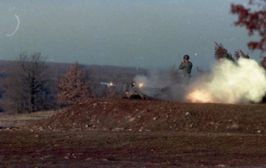 Sur la photo de droite on voit le nuage de fumée, les flammes de la mise à feu , le tube éjecté et le missile (tête bleue donc munition  à tête inerte) qui vient partir 