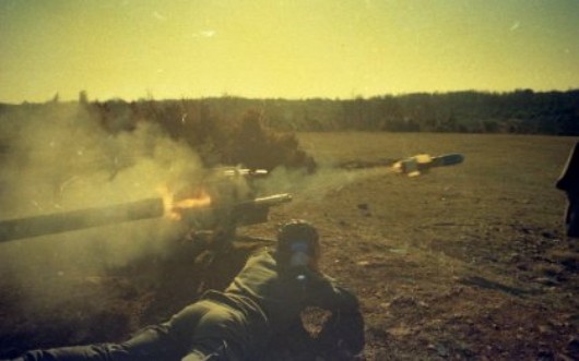 prises exactement au départ du coup et qui montrent la fumée , la flamme , le tube et le missile . 