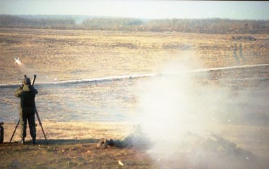     Sur ces deux clichés on voit nettement le spot lumineux et le petit nuage de fumée qui marquent la trajectoire du missile  