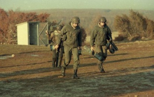 Deux nouvelles pièces  se dirigent vers leur emplacement de batterie ou attendent les Chefs de Pièce avec les munitions .