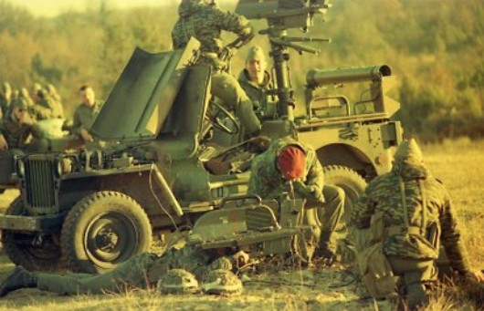 un Groupe se prépare pour le tir au sol et pour le tir sur jeep  à partir d'une colonne sur laquelle est fixé le poste de tir. 