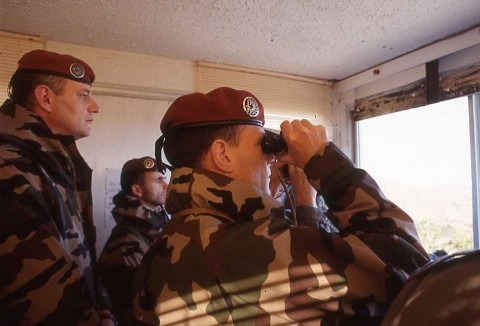  Le Colonel DAMAY au Commandant LECLERE : Allez Philippe passez moi donc vos jumelles .