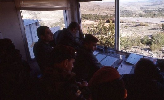  l'ambiance est un peu tendue dans la pièce Que dire alors de ce que ressentent les Appelés Volontaires Parachutistes qui se savent scrutés par le Général Com Div